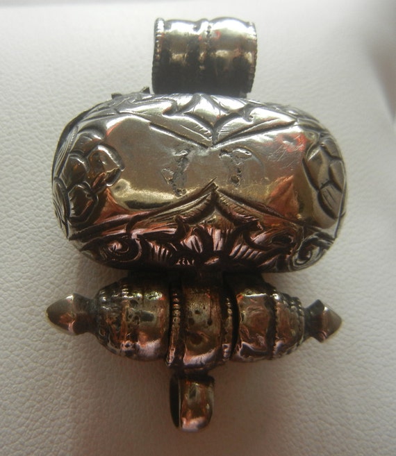 Small Tibetan Gau Box silver antique amulet 9.8 g… - image 8