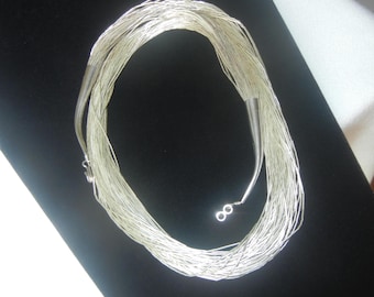 Collar Navajo de 50 hebras de plata esterlina líquida: 24", 53,7 gramos.