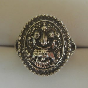 Kleiner mythischer Bali Barong-Ring aus Sterlingsilber, Größe 6, 3.5 Gramm, 3/4 &quot;x 5/8&quot; Versilberter Bali Schmuck. Vintage Barong Schmuck.  Silber Bali Ring