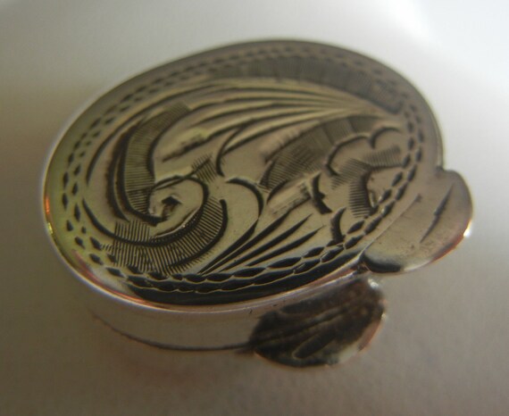 Vintage Embossed Sterling Silver Snuff Box: Tiny … - image 3