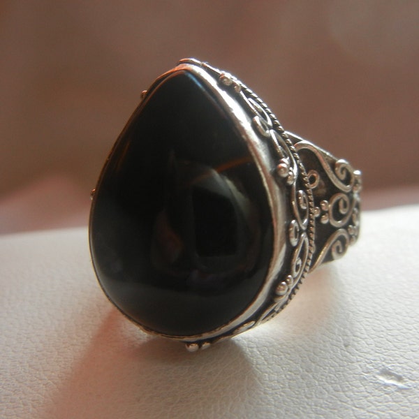 Vintage teardrop Bali Suarti black onyx ring sterling silver 14.5 grams, size  5 1/2,  Ornate Bali onyx & silver ring.  Bali silver jewelry.