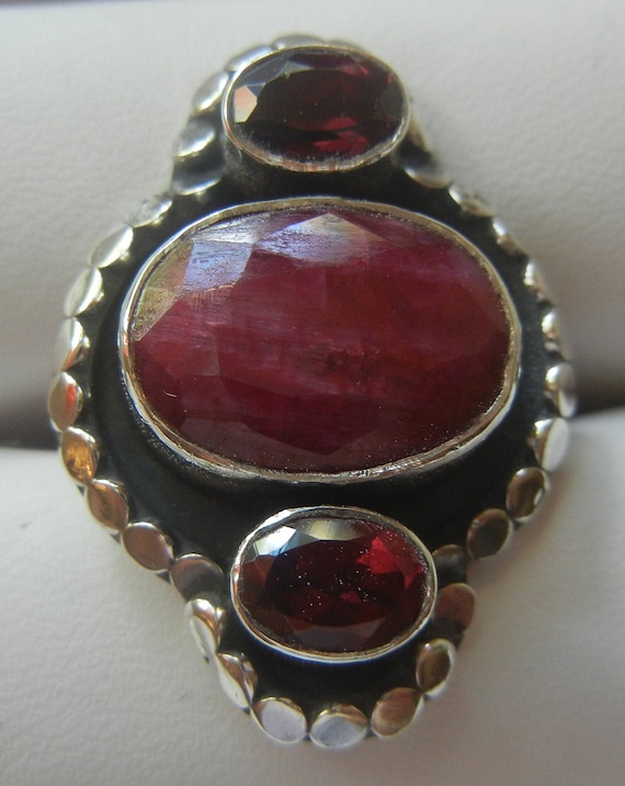 Large vintage ruby, garnet & sterling silver ring… - image 4