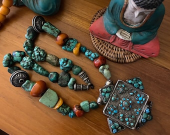 Antike Gau Box-Halskette aus Tibet-Silber: Türkis- und Korallenperlen, ethnisches Amulett