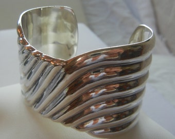 Vintage Art Deco heavy sterling silver cuff 71.5grams 6-1/2"x1-3/4".  Wide silver swirl cuff.  Silver Art Deco jewelry. Silver cuff bracelet