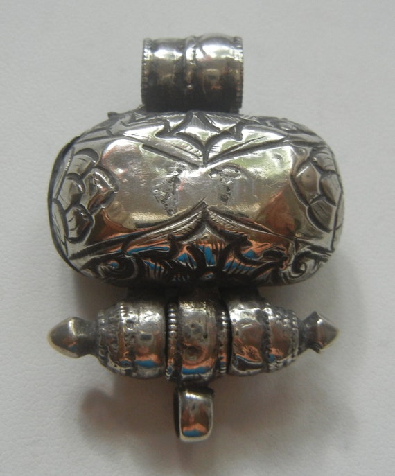 Small Tibetan Gau Box silver antique amulet 9.8 g… - image 3