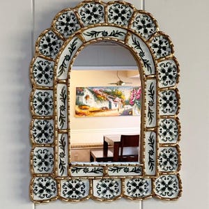 Espejo de arco peruano hecho a mano: diseño de azulejos mediterráneos en verde.