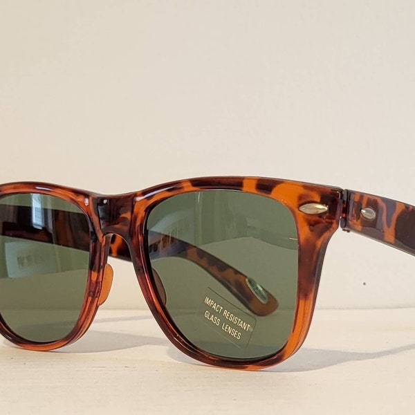 lunettes de soleil Wayfarer vintage // montures en écaille de tortue rouge marron // motif brillant œil de chat // verres Blue Haze // Retro Beach Shades VTG NOS