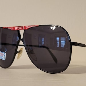 ヴィンテージ アビエーター ティアドロップ サングラス // ノーマル ティント レンズ // ブラック メタル フレーム、レッド スポーツ ブローバー // 80 年代 + 90 年代のレーシング サマー グラス