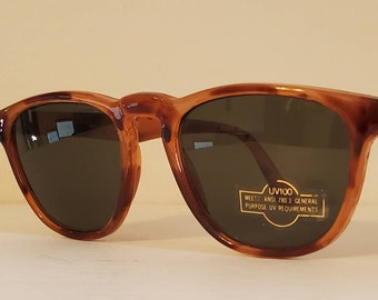 Vintage Wayfarer Sunglasses // Beige Brown Red Tortoiseshell frames // cat eye glossy pattern // Smaller frames // Retro Shades VTG NOS