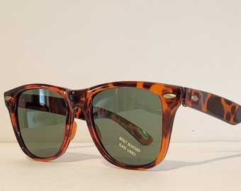 Lunettes de soleil Wayfarer vintage // montures écaille de tortue marron rouge // motif œil de chat brillant // verres bleu haze // lunettes de plage rétro VTG NOS