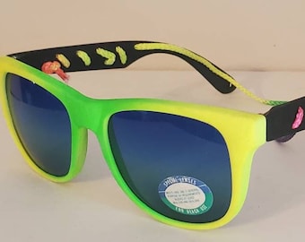 Könnte beinhalten: Grün-gelbe Verlaufssonnenbrille mit schwarzem Gestell und blauen Gläsern. Die Sonnenbrille hat eine Regenbogenkordel am Gestell.