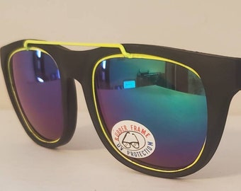 Könnte beinhalten: Schwarze Sonnenbrille mit einem blauen und gelben Gummibügel. Die Gläser sind verspiegelt und haben einen grün-violetten Farbton. Die Sonnenbrille hat ein Etikett mit der Aufschrift "Rubber Frame UV Protection".