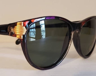 Vintage Womans Cat Eye Sunglasses // Summer Shades // Purple + red tortoise shell tint // Beach Shades // VTG // Sunglasses from the 90s