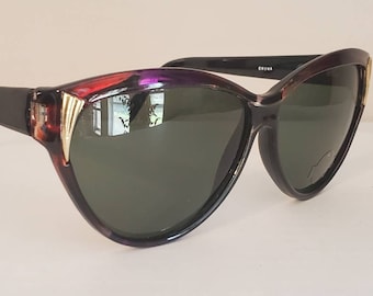 Vintage Womans Cat Eye Sunglasses // Summer Shades // Purple + red tortoise shell tint // Beach Shades // VTG // Sunglasses from the 90s