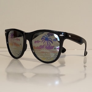 Gafas de sol vintage // Temática hawaiana Tiki // Lentes con calcomanías de palmeras y playa // Monturas de plástico brillante // Gafas de sol retro funky Margaritaville Wayfarer