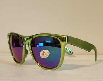 Könnte beinhalten: Grüne Sonnenbrille mit reflektierenden violetten Gläsern. Die Fassungen haben eine glänzende Metalloberfläche. Ein kleiner Aufkleber auf dem Glas lautet "UV Maximum Eye Protection".