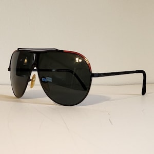 Gafas de sol estilo aviador vintage con forma de lágrima // Montura de metal negro brillante con raya roja en la frente // Gafas de verano de carreras de los años 80 y 90