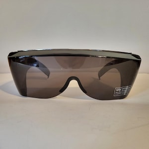 Vintage Y2K Shield Sunglasses Oversized Wraparound Visor Shades Futuristic Cyber Sport Smoke Gray Lens Unisex Eyewear