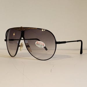 Vintage Aviator Sunglasses // Black metal frames // Gold metal decal on brow of frames // Pilot Airforce shades // summer beach NOS