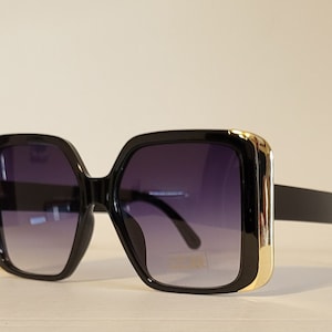 Vintage Womans oversized Sunglasses // Glossy Black Frames with Gold Side // Gradient lens // "Jackie O" //VTG // Sunglasses from the 70