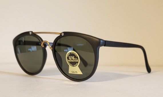 Black Cat-Eye Sunglasses with Gold Brow Bar Women main image 2