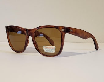 Lunettes de soleil Wayfarer vintage // montures écaille de tortue rouge marron // motif œil de chat brillant // verres marron brume // lunettes de plage rétro VTG NOS