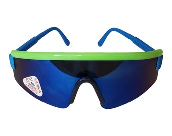 Könnte beinhalten: Grün-blaue Wrap-Around-Sonnenbrille mit blau getönten Gläsern. Die Sonnenbrille hat ein Etikett mit der Aufschrift "Poly Carbon UV Protection Lenses".