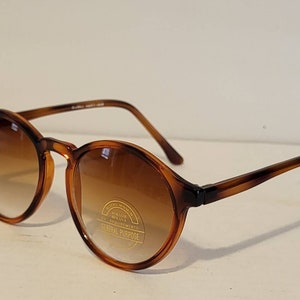Vintage Sunglasses // Red - Brown Tortoise Shell frames // Round cat eye glossy pattern // Beach Shades // Summer Shades VTG NOS Retro