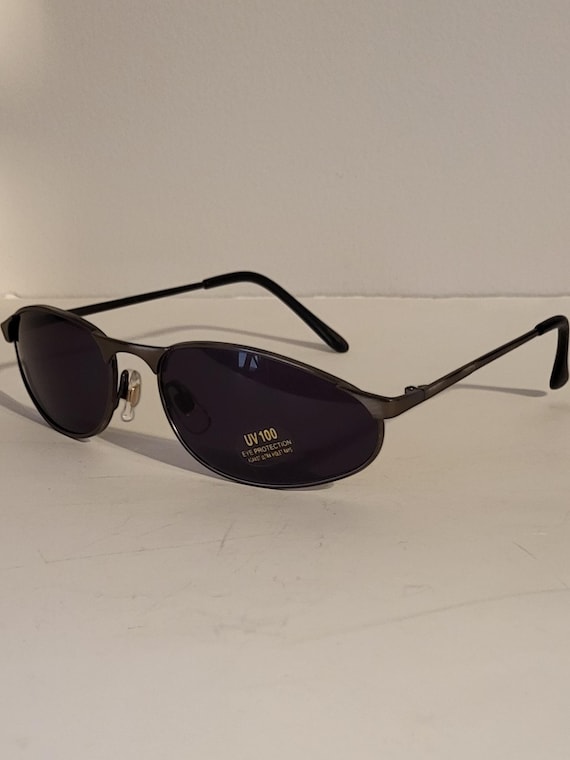 Vintage 90s/Y2K Style Oval Metal Sunglasses Vintage 90s Black Metal Oval Sunglasses – Minimalist Dark  main image 4
