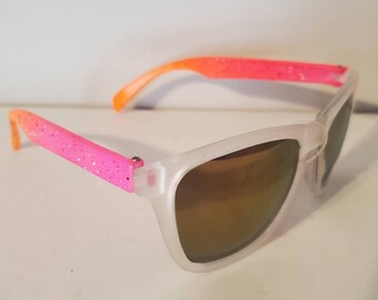 Vintage sunglasses // wayfarer shades // clear pink orange shades // summer party // beach hawaiian party // retro hipster hippy // vtg fun