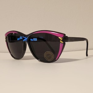 Vintage Womans Oversized Cat Eye Sunglasses // Black Plastic Frames with Pink and Gold Design // Womens Sunglasses 80s 90s