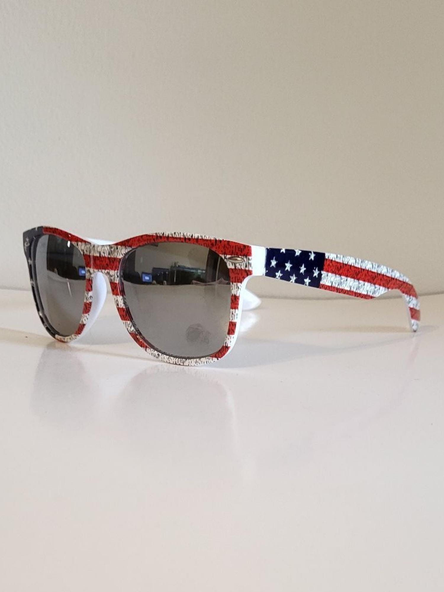 Vintage Wayfarer Sunglasses // American Flag White  display picture 2