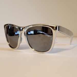 Vintage Wayfarer Sunglasses // Bright Shiny Silver Plastic  display picture 2