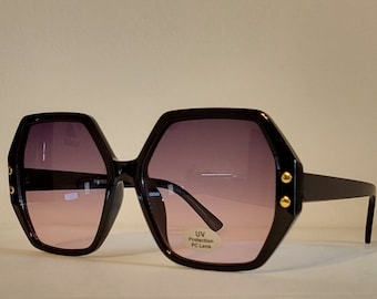 Vintage Womans oversized Sunglasses // Glossy Black Frames // Purple Tint Gradient lens // "Jackie O" //VTG // Sunglasses from the 70s / 80s
