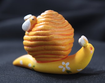 Honey Cube Snail /// figurine miniature sculpture bee daisy