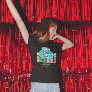 Cute Colorful Hatsune Miku By Lynari44 Singing Eq Background Vocaloid Shirt (SPEDIZIONE GRATUITA dagli Stati Uniti)