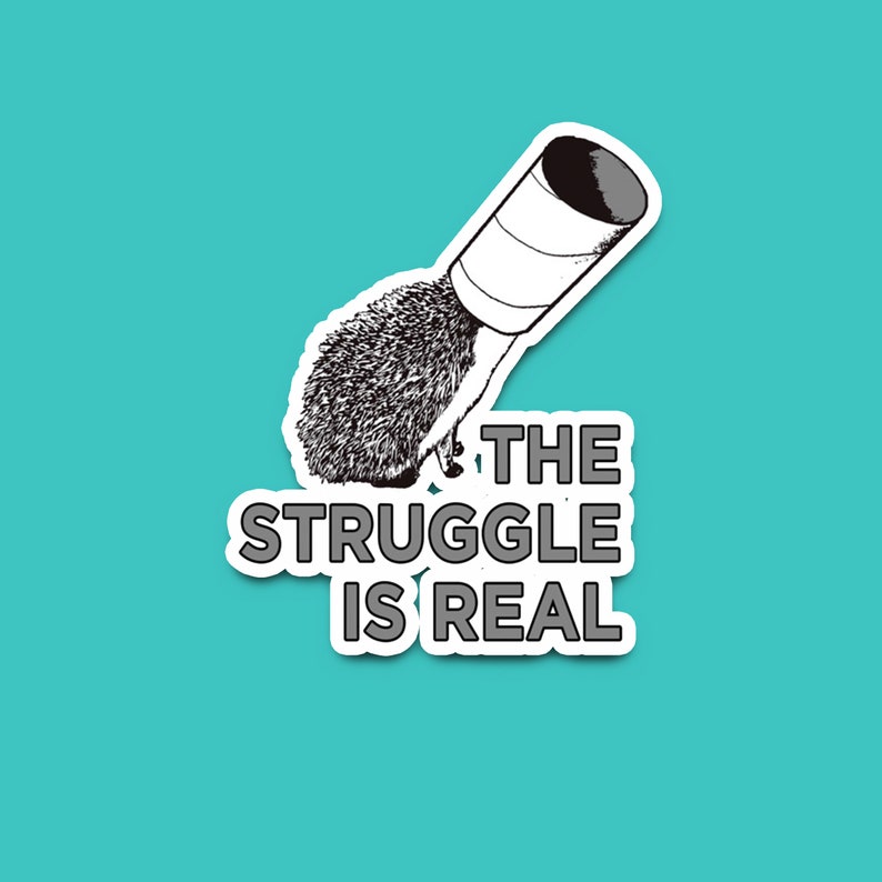 Puede incluir: Una ilustraci&oacute;n en blanco y negro de un erizo que lucha por salir de un vaso de papel. El texto "THE STRUGGLE IS REAL" est&aacute; debajo de la imagen.