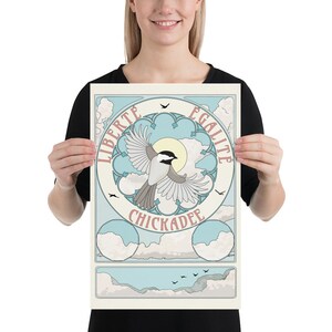 Puede incluir: Un póster de estilo vintage con un pájaro carbonero común volando frente a un cielo azul y blanco con nubes. El póster tiene un diseño circular con las palabras "Liberte, Egalite, Carbonero" en rosa.