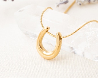 Gold Minimalist U-Shaped Necklace, Modern Elegant Pendant, Simple Chic Jewelry, Versatile Fashion Accessory