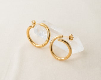 Classic Elegance Gold Hoop Earrings - Timeless Luxury & Sophisticated Style for Everyday Elegance and Night Glamour