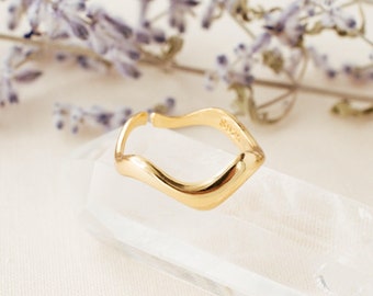 Chic Gold Wavy Statement Ring, Unique Modern Fluid Wave Design, Elegant Fashion Jewelry, Artistic Accessory