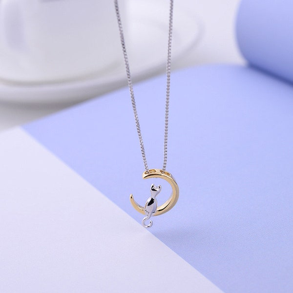 Cat Sitting on the  Moon Necklace (come with free gift box)