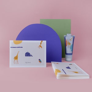 Cartão de bebê faça você mesmo “Big News” incluindo divertido carimbo orgânico Lilás + envelopes naturais