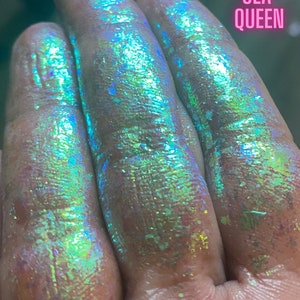 Sea Queen Multichrome eyeshadow flakes