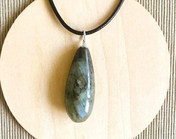 Labradorite drop-shaped pendant
