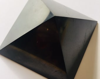 Pyramide en shungite 2 tailles 5 ou 7cm de base