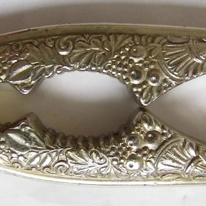 Nötknäppare. Hasselnötsknäppare. Lyxig. Vintage. Tillverkad i Italien. Graverad. Mejslad. Metall. 1950-talet. 50-talet