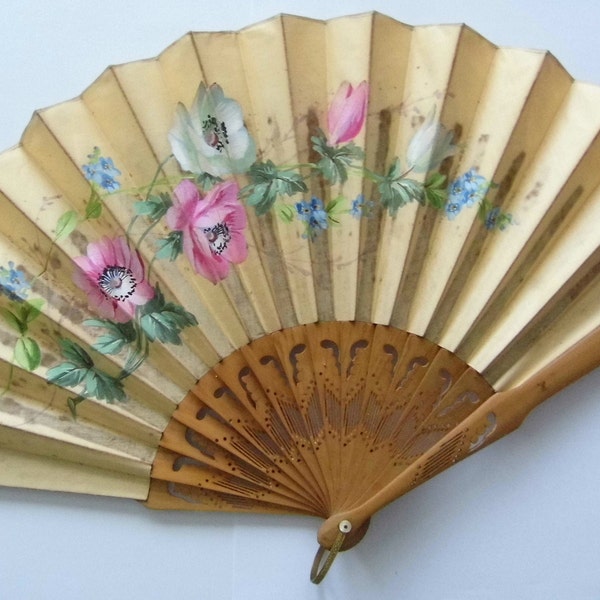 Evantail ancien. Antic Hand Fan. Silk. Soie. Peinture sur soie. Décors de fleurs. 1900. Collector. Rare Pour collectionneur. Finement ciselé