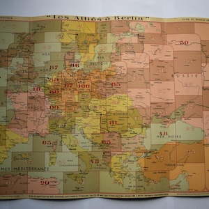 Op de afbeelding: Vintage kaart getiteld "Les Alliés à Berlin" in het Frans, met Europa. De kaart is verdeeld in genummerde secties, met landnamen en geografische kenmerken, in gedempte kleuren.