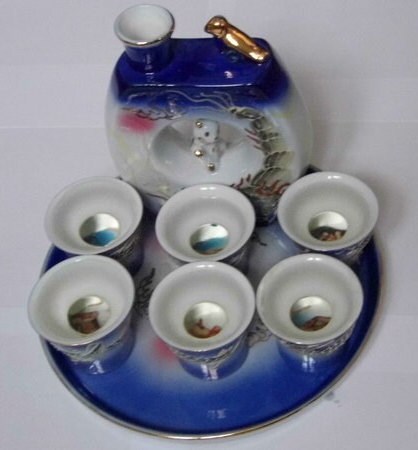 Sake. erotic. Porcelain. Dragon decorations. Naked men. Athletic. Glass magnifying glass. 6. Dishes. Carafe. 80's. Whistling beak. Vintage China